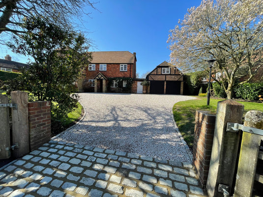 Sweeping gravel driveway idea