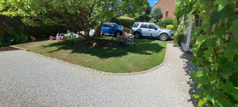 Cargue la imagen en el visor de la galería, Driveway with stones held by honeycomb gravel grids
