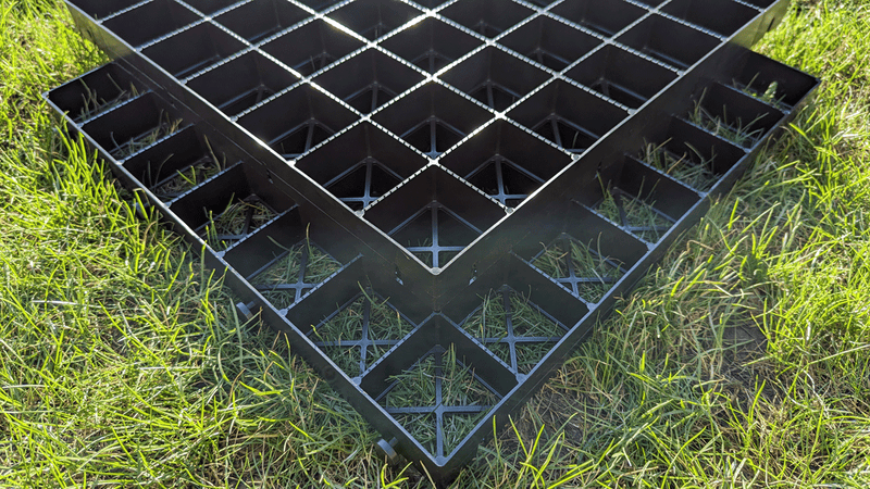 Cargue la imagen en el visor de la galería, Grass grids with interlocking connectors for secure assembly
