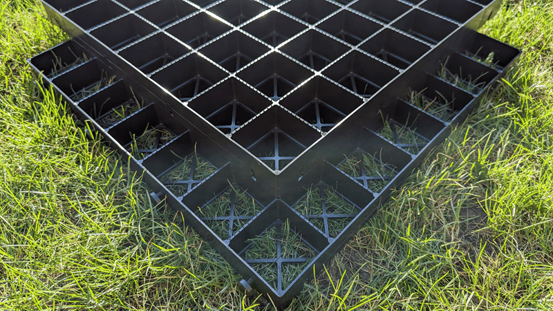 Chargez l&#39;image dans la visionneuse de la galerie, Grass grids with interlocking connectors for secure assembly
